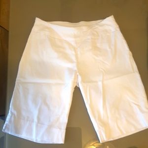 Eight Clovers pull up petite shorts